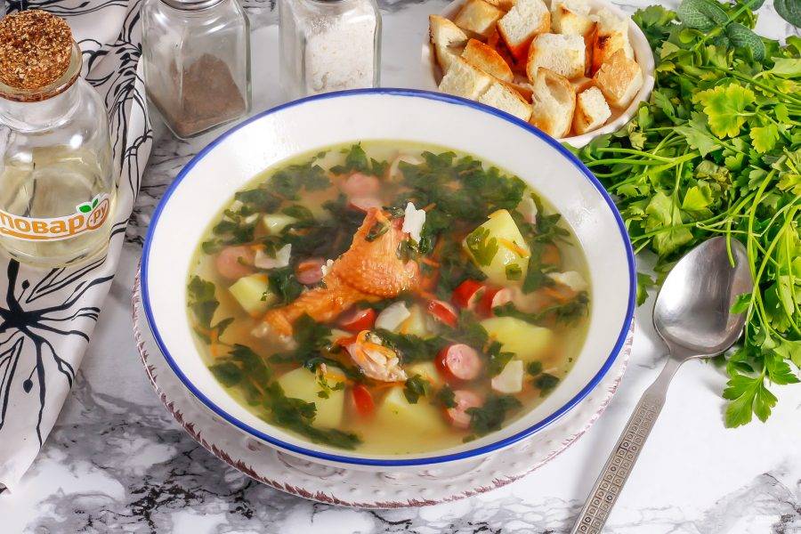 Разлейте горячий суп в глубокие тарелки и подайте к столу с сухариками или гренками.