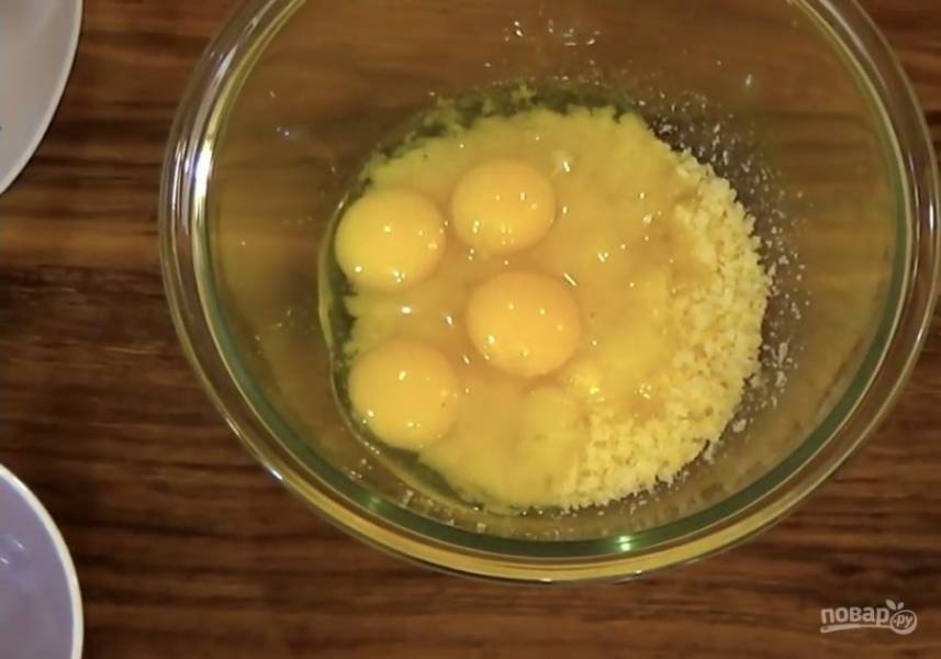 1. Лимонную цедру перетрите с сахаром, добавьте яйца и взбейте миксером в течение 5 минут до пышной светлой массы. Добавьте растопленное и остывшее сливочное масло, оливковое масло и лимонный сок. 