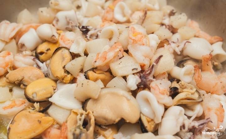 3.	Креветки и мидии очищаем, кальмар нарезаем кусочками. К овощам на сковороде добавляем морепродукты, перемешиваем и обжариваем до испарения жидкости.