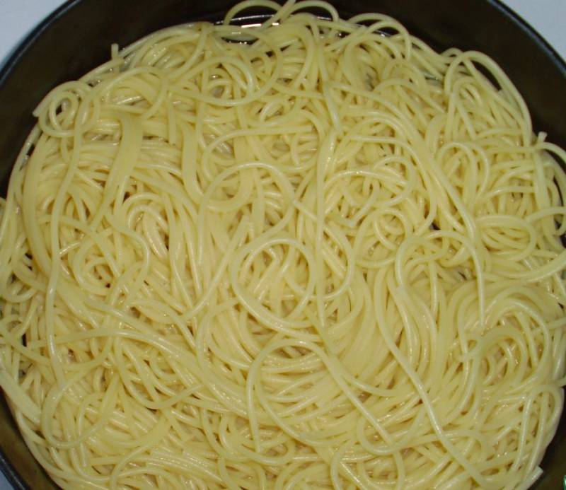 Приготовление лапши с сыром. Вермишель вареная. Макароны домашние в тарелке. Сваренные макароны на тарелке. Лапша спагетти вареная.