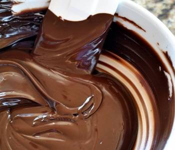 3. Шоколад растапливаем на водяной бане или в микроволновке.