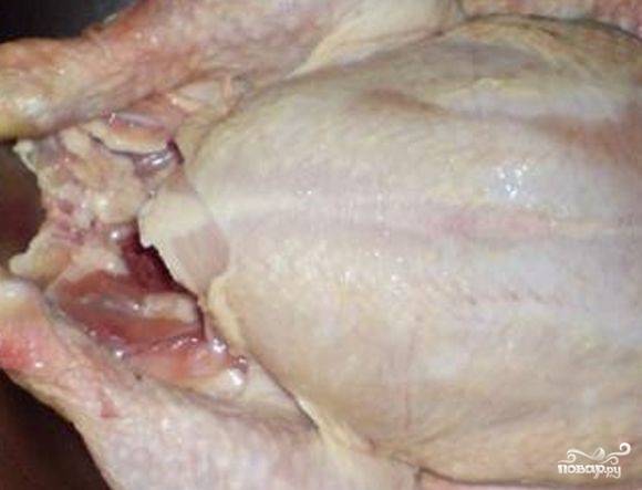 1.	Перед тем как приготовить курицу со сливками, включите духовой шкаф на 180 градусов и прогрейте его. Курицу хорошо помойте под проточной водой.