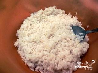 Выкладываем готовый рис в миску и остужаем.