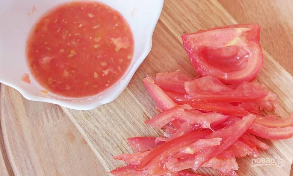 Помидоры вымойте, сделайте на них крестообразный надрез. Затем очистите их от кожицы, предварительно обдав крутым кипятком. Нарежьте томаты на дольки и удалите семена. 