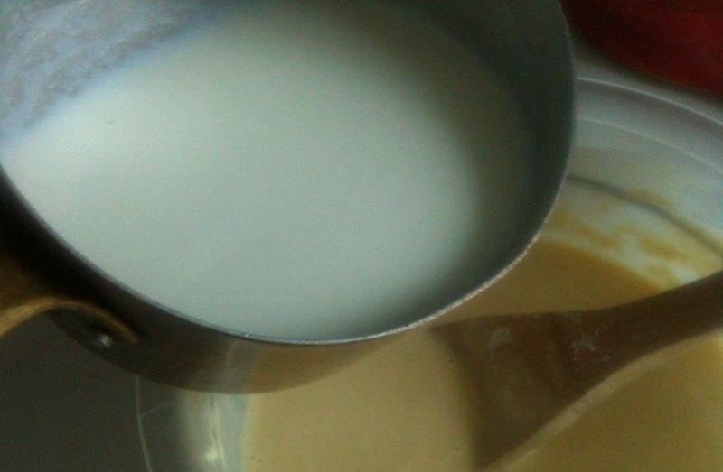 2. Молоко прогреваем, но не кипятим. Начинаем вливать горячее молоко, не прекращая помешиваний. В самом конце - добавим растопленное масло. Оставим тесто постоять 15-20 минут.