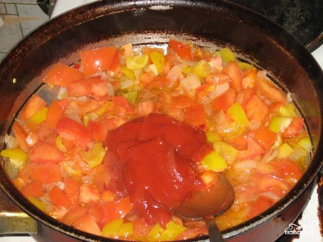 Добавьте капусту.
Приготовьте еще одну овощную зажарку из перцев и помидоров: порежьте и обжарьте перцы, можете еще немного лука к ним добавить (если осталось немного), помидоры потом, специи и томатную пасту (или томатного сока стакан или два). 