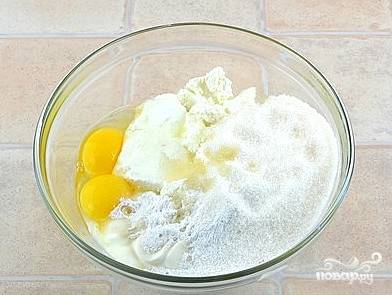 Смешаем творог с яйцами, сметаной, сахаром, ванилью, корицей, крахмалом. Выдавим сок половины лимона. 