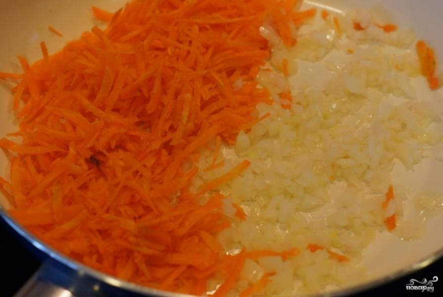 3. Очистите лук и морковь, мелко их нарежьте. Морковь можно натереть. Обжариваем лук и морковь на масле, в конце добавляем томатную пасту.