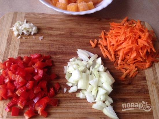 Морковь натираем на крупной терке, лук и болгарский перец нарезаем мелкими кубиками. Чеснок нарежем как можно мельче.