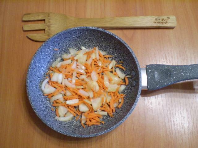5. Обжаривайте лук и морковь до готовности на масле растительном.