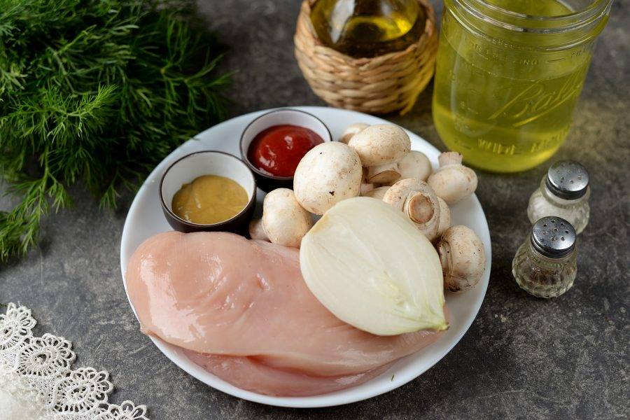 Подготовьте все ингредиенты для приготовления курицы с грибами в горчичном соусе. Лук почистите, помойте вместе с куриным филе, зеленью и грибами. Вытрите насухо бумажными полотенцами.