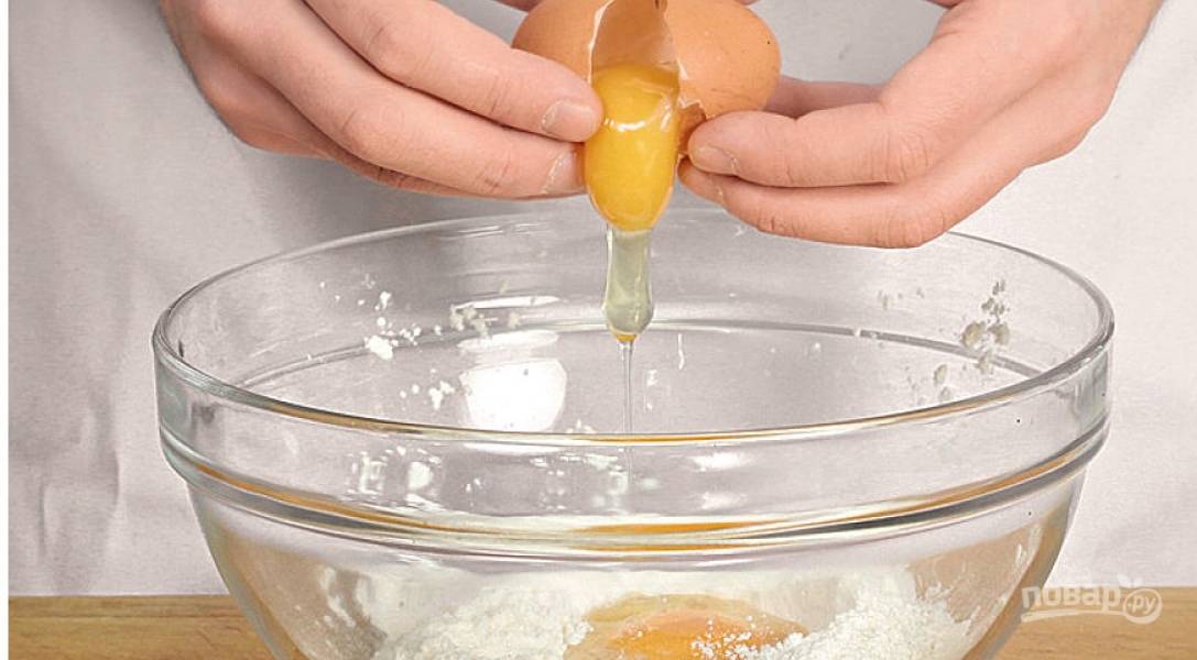 Для блинов смешайте в миске муку, сахарную пудру и соль. Вбейте яйцо и добавьте пару ложек молока, взбейте венчиком, затем тонкой струйкой, постоянно взбивая, вливайте остальное молоко. Добавьте 2-3 ст. л. воды. Взбейте.