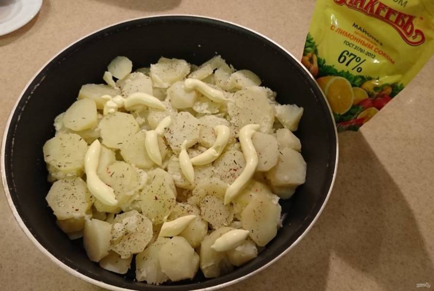Отваренный до полуготовности картофель порежьте дольками, выложить в форму, сверху добавьте майонез "МахеевЪ" с лимонным соком. Он придаст необходимую кислинку нашему гарниру.