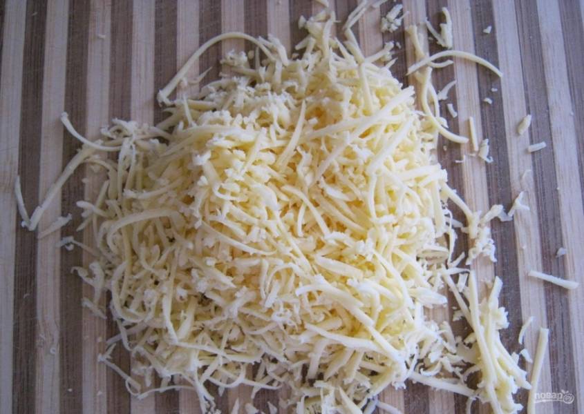 4.	Твердый сыр измельчаю на крупной терке и перекладываю в миску.