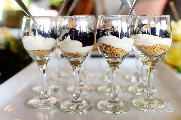 Клубничный десерт в бокалах с ванильными macarons