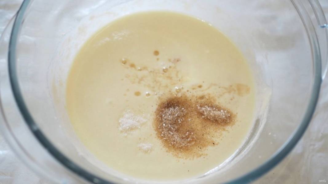 В тёплую мучную массу влейте растворённые в молоке дрожжи, добавьте соль и ванильный сахар, перемешайте.