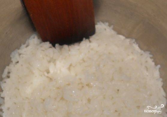 3. Влейте в готовый рис, аккуратно перемешивая снизу вверх. Затем накройте кастрюлю чистым полотенцем и оставьте остывать.