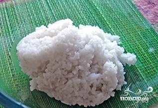 1. На дно блюда выложите заранее отваренный рис.