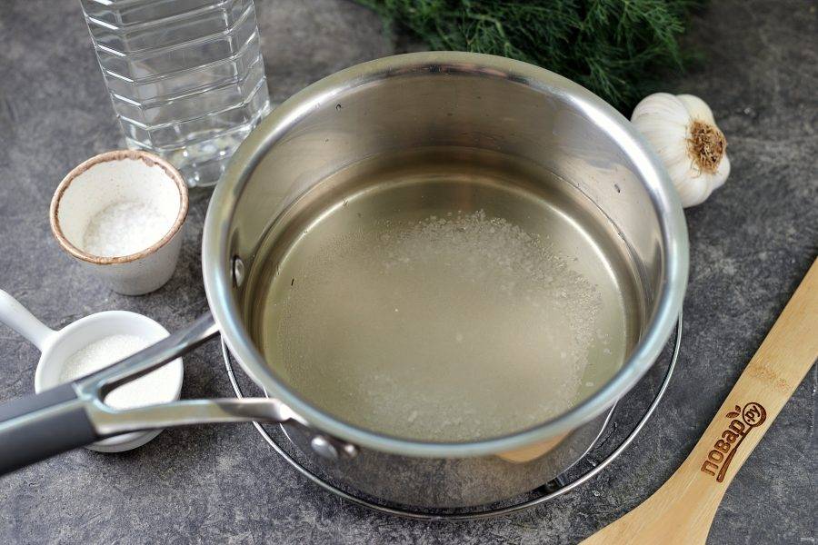 Слейте воду с банки в сотейник, долейте при необходимости до отметки 500 мл., всыпьте сахар и соль с небольшой горкой. Доведите маринад до кипения, как только закипит, влейте уксус.
