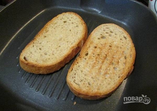 4. На отдельной сухой сковороде подсушите немного ломтики хлеба. 