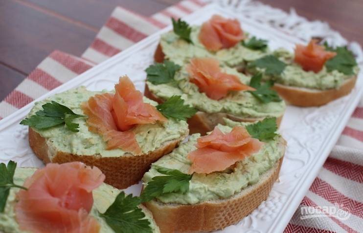 Бутерброды с авокадо и лососем - пошаговый рецепт с фото на Повар.ру
