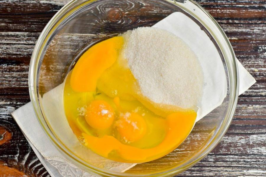 В миску вбейте яйца, к ним добавьте соль и сахар.