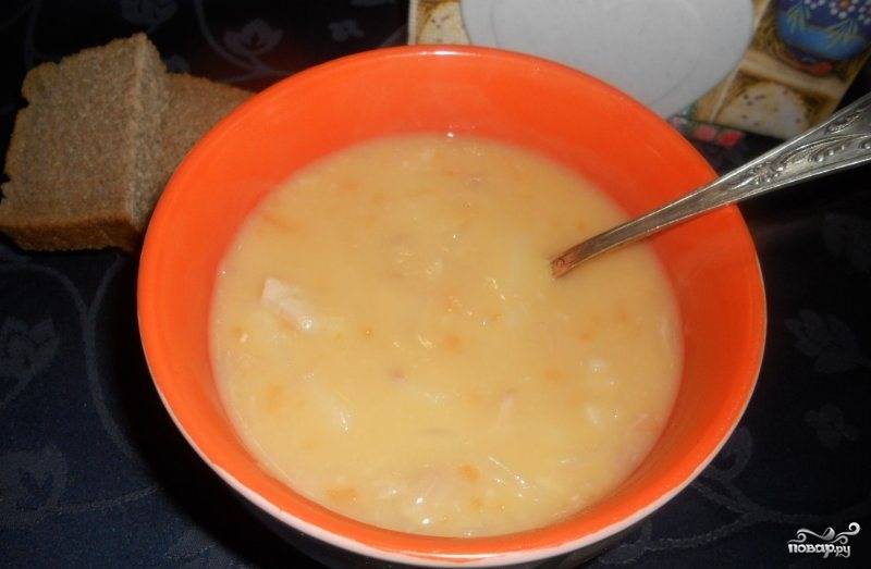Гороховый суп на копченых ребрышках с сухариками