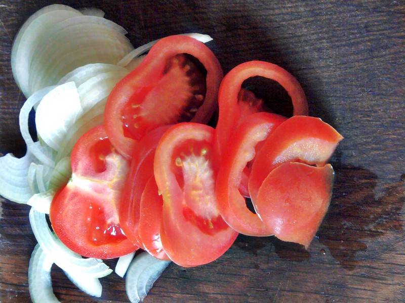 Режем лук и помидоры кольцами.