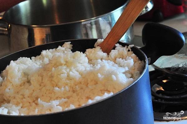1. Первым делом сварите рис согласно инструкции на упаковке. Готовый рис сбрызните уксусом и аккуратно перемешайте. 