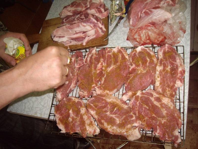 Говядину промойте и обсушите. Нарежьте на стейки, толщиной 1 см и размером с ладонь. Переложите стейки на решетку и присыпьте с двух сторон солью, перцем и приправой для мяса.