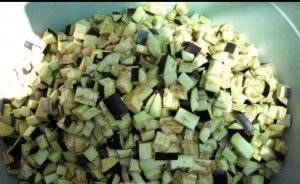 1. Баклажаны моем и нарезаем мелкими кубиками.