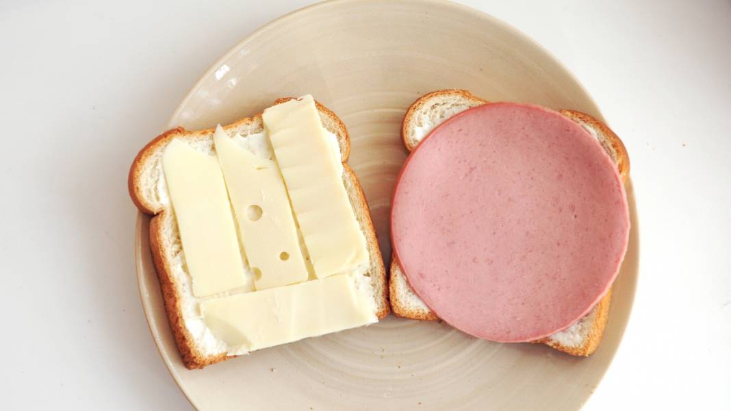 Горячий сэндвич с колбасой и сыром, пошаговый рецепт с фото на ккал