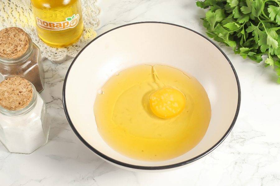 В глубокой миске соедините куриное яйцо, соль и растительное масло без аромата. Аккуратно взбейте.
