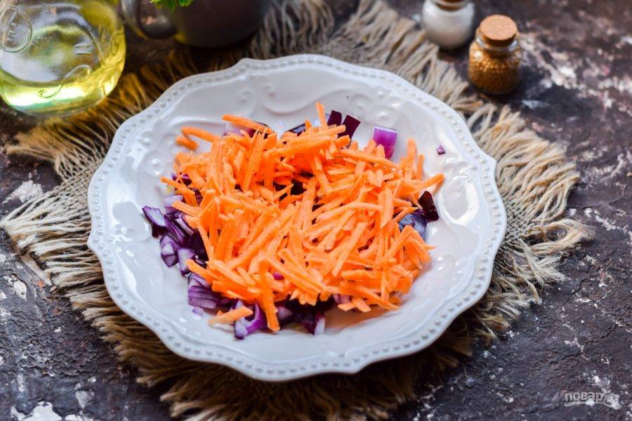 Морковь очистите, промойте и натрите на средней терке. Добавьте морковь к луку.