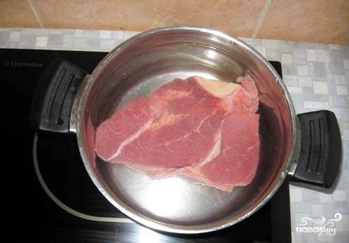 Мясо кладем в кастрюлю примерно на 4 литра. Доводим до кипения и варим на медленном огне, снимая пену.