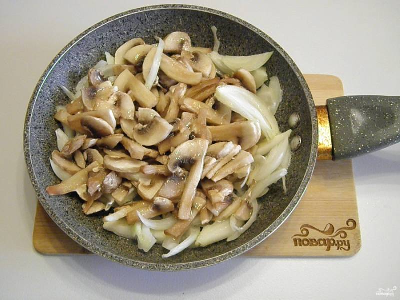 Порежьте подготовленные грибы и лук тонко. Разогрейте сковороду с маслом и обжарьте шампиньоны, лук до готовности. Посолите.