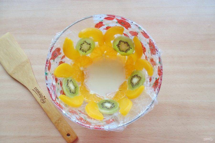 В миску с фруктами налейте немного крема.