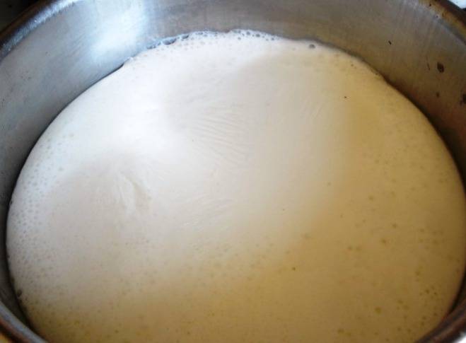 Вылейте молоко в кастрюлю и доведите до кипения. Когда оно начнет подниматься, уменьшите огонь до минимума. 