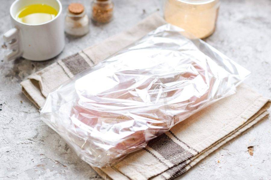 Оберните мясо фольгой в несколько слоев. Запекайте стейк в духовке при температуре 200 градусов 20-25 минут, после откройте фольгу, готовьте еще пять минут. Вкуснейшую индейку подавайте к столу сразу после приготовления!
