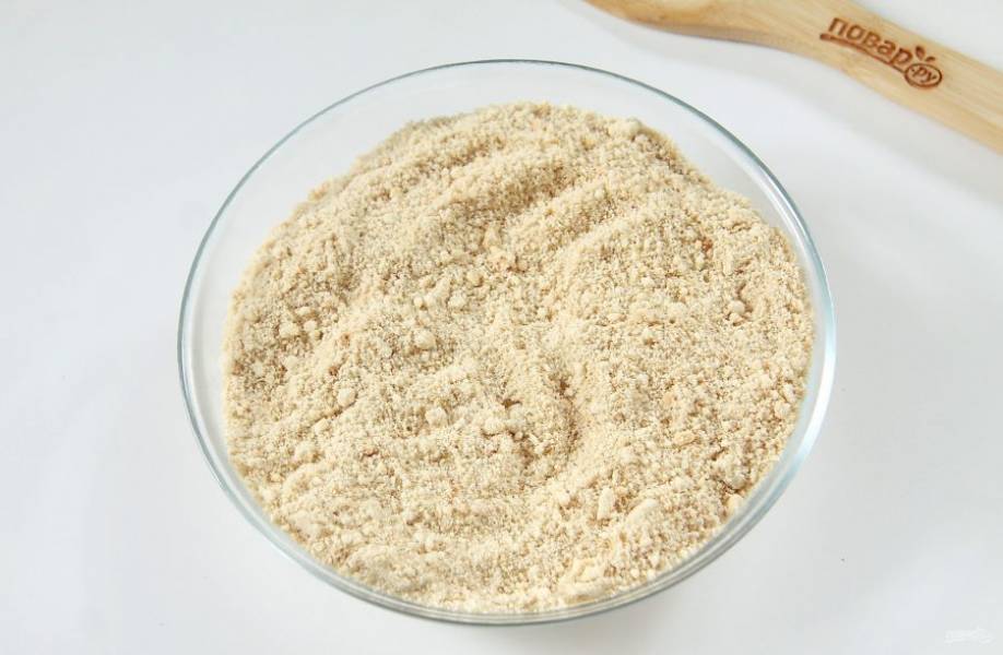 2. Для основы подойдет любое песочное печенье наподобие "юбилейного". Измельчаем его до состояния крошки любым удобным способом. Параллельно заливаем желатин водой и оставляем набухать согласно инструкции.

