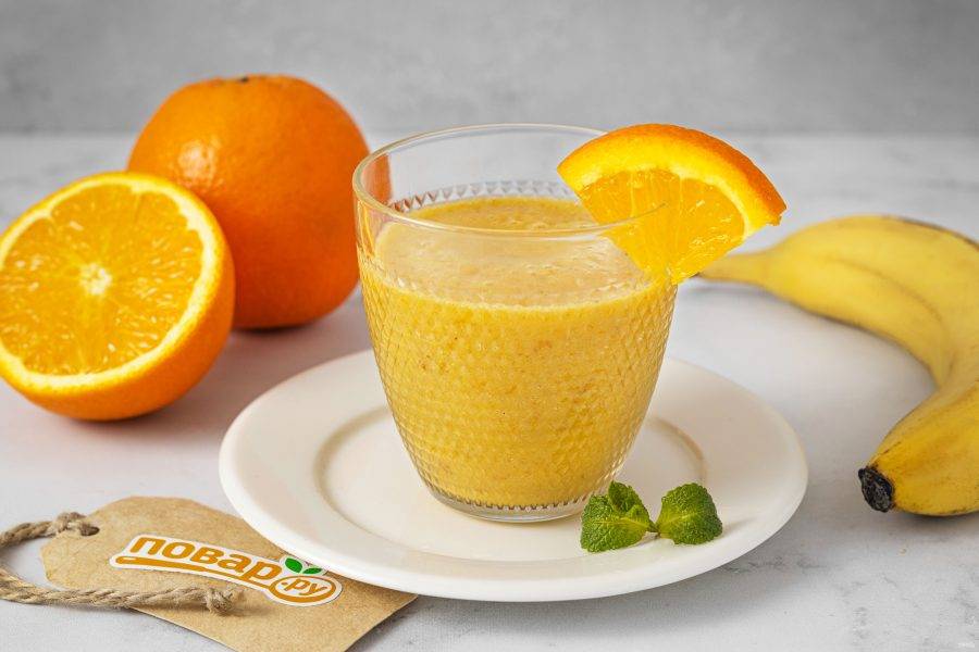 Бананово-апельсиновый смузи готов!
