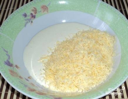 Натираем сыр на мелкой терке и добавляем в получившуюся смесь.