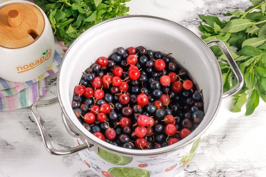 Пересыпьте промытые ягоды в кастрюлю или в казан, но не до верха. Так как варенье будет кипеть, то желательно оставить до края емкости 3-5 см., иначе оно убежит.