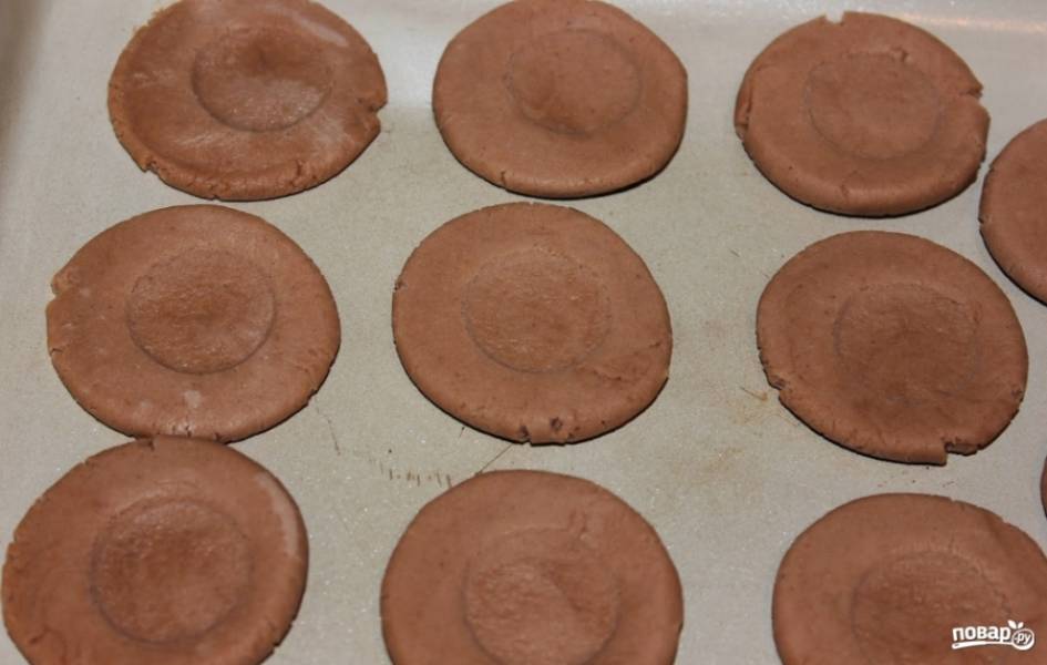 3. Из него выпекаем одинаковые печеньки небольшого размера при температуре в 160 градусов 25 минут. Когда они уже хорошо пропекутся, чуть придавим их сверху лопаткой, чтоб были фактурными. 