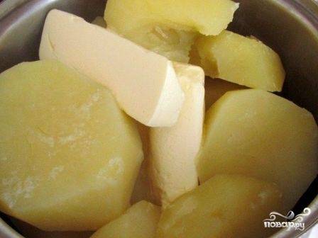 Картофель готов, сливаем с него отвар. Добавляем к картофелю сливочное масло, разминаем в пюре. Оно не должно быть жидким! Если жидковато, добавим ещё муки.