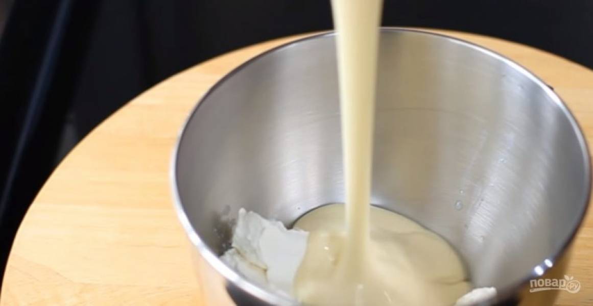 2. Отправьте форму в морозилку на 15 минут. Тем временем приготовьте начинку: сливочный сыр или творог смешайте со сгущенкой. 