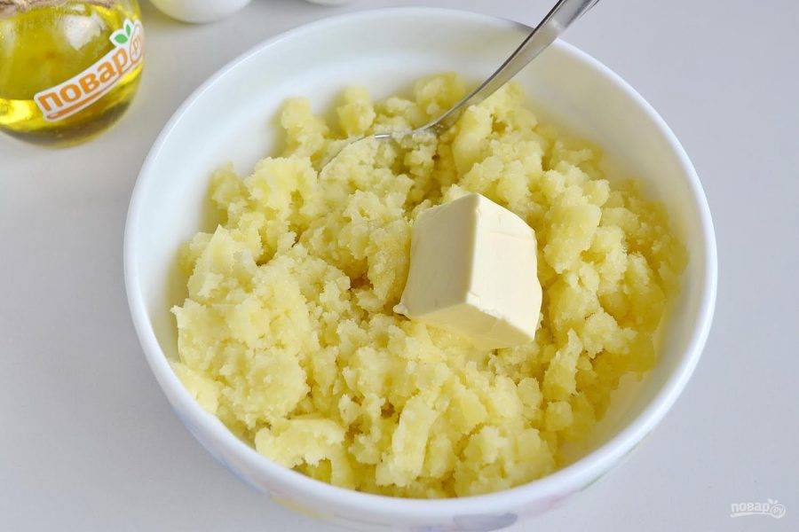 6. С картофеля  полностью слейте воду, добавьте кусочек масла, перемешайте и растолките в пюре. 

