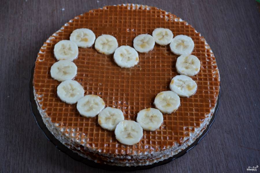 Для этого, например, порежьте банан нетолстыми кружочками, выложите из них сердце на торте. Вот теперь наш торт готов и его можно смело подавать любимому. Кстати, к этому десерту идеально подойдет чашка горячего кофе.