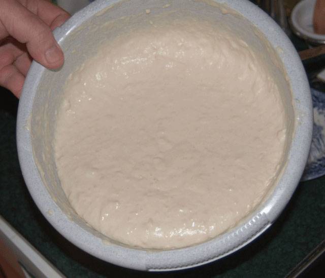 1. Делаем тесто. Яйца взбиваем с сахаром до однородности. Всыпаем муку, вымешиваем тесто, как на оладьи.
