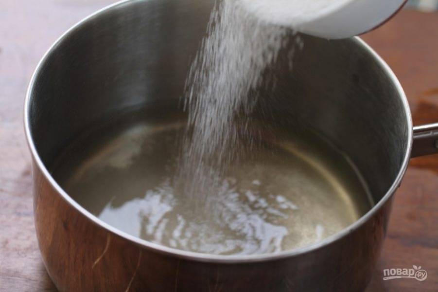 3.	В сотейник влейте рисовый уксус, добавьте к нему сахарный песок.
